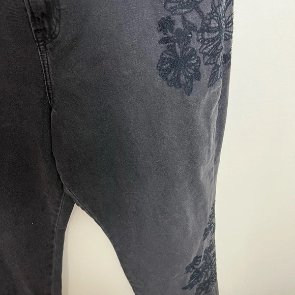 AEO • Black Mom Jean - Picture 5 of 7